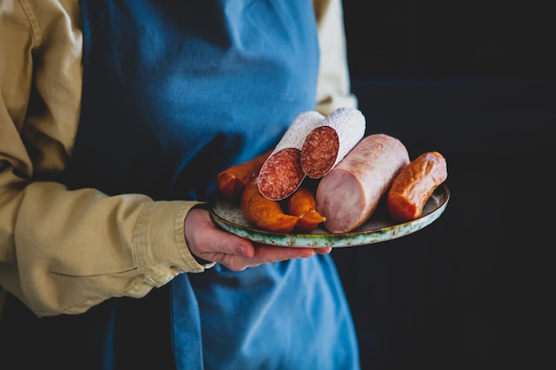 Femme, tablier, tient, plaque, salami, autre, saucisses