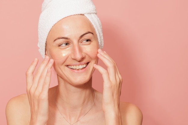 Femme avec des taches sous les yeux touchant sa peau lisse