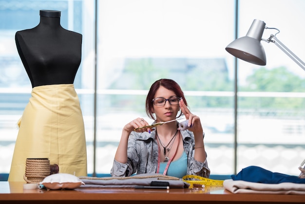 Femme tailleur travaillant sur de nouveaux vêtements