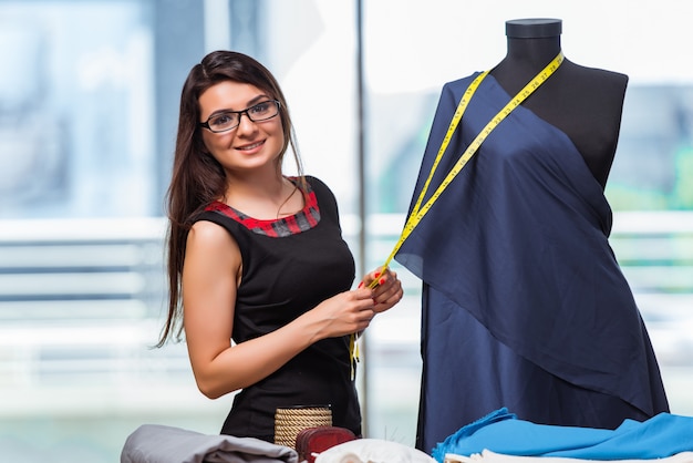 Femme tailleur travaillant sur de nouveaux vêtements