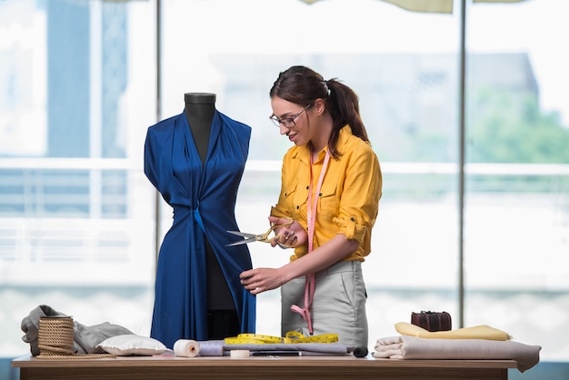 Femme tailleur travaillant sur de nouveaux vêtements