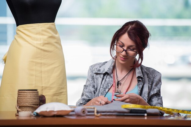 Femme tailleur travaillant sur de nouveaux vêtements