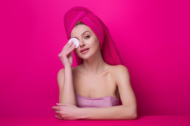 Femme avec tampon de coton toner pour le nettoyage maquillage propre peau saine fond de studio beauté femme h