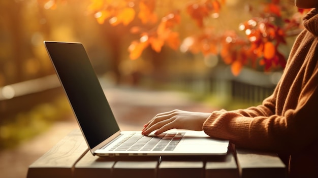 Une femme tapant sur un ordinateur portable pendant la saison d'automne