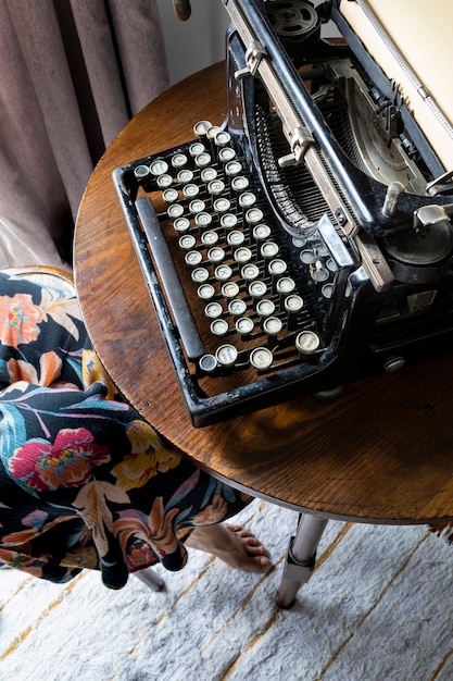 Femme tapant sur une vieille machine à écrire