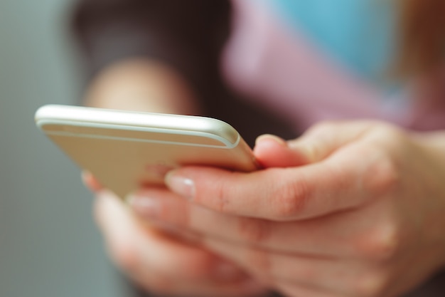 Femme Taper écrire Un Message Sur Un Téléphone Intelligent