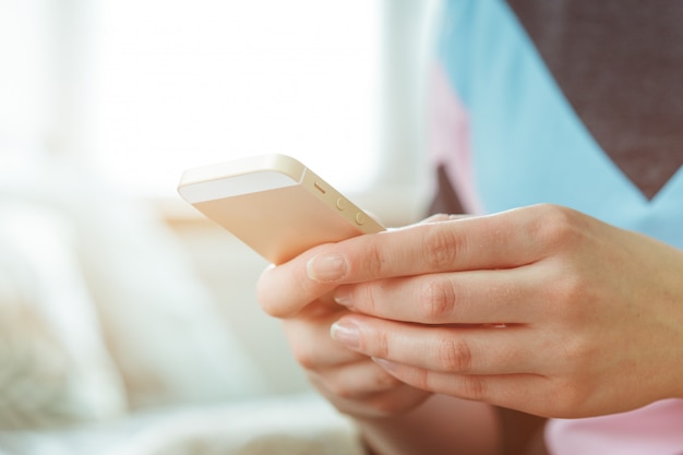 Femme taper écrire un message sur un téléphone intelligent