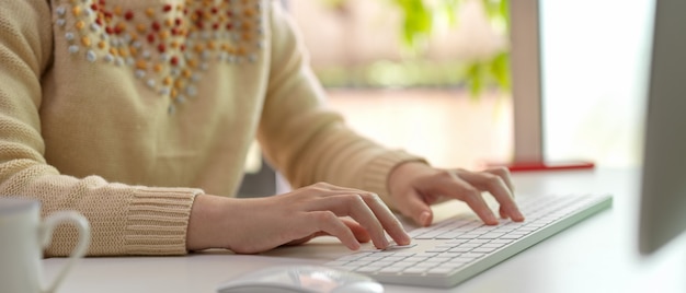 Femme, taper, sur, ordinateur clavier