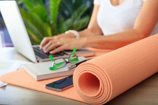 Femme et un tapis d'exercice dans un contexte de bureau