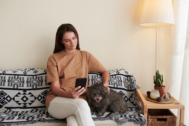 femme, tapoter, chien, et, lecture