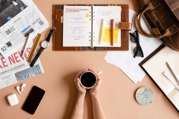 Femme avec une tasse de café sur un bureau en désordre