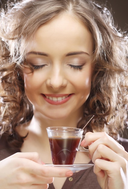 Femme avec une tasse de café expresso