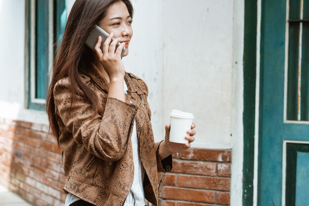 Femme, tasse, café, marche, appeler