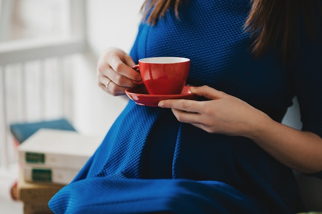 Femme avec une tasse de café