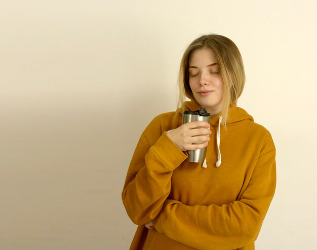 femme avec une tasse de café