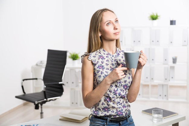 Femme avec une tasse de café