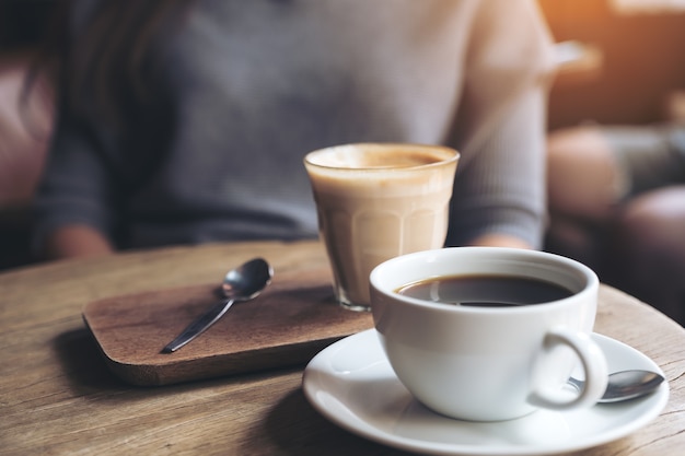 Femme avec une tasse de café