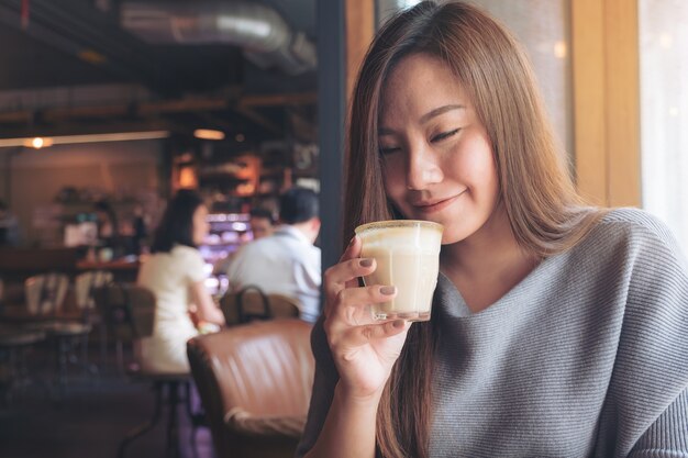 Femme avec une tasse de café