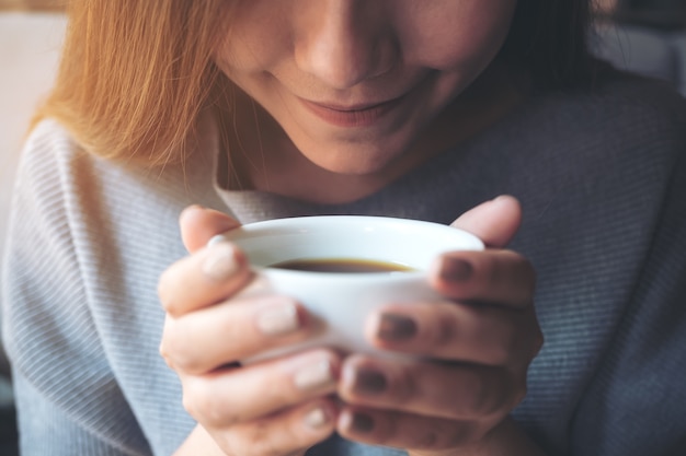 Femme avec une tasse de café