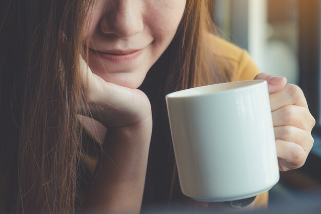 Femme avec une tasse de café