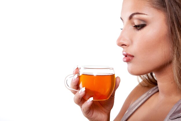 Femme avec une tasse de thé noir savoureux frais