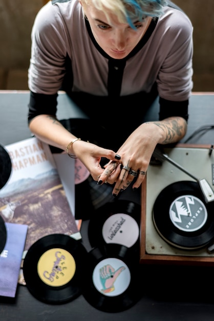 Photo femme tatouage avec disque de disque vinyle avec lecteur de musique