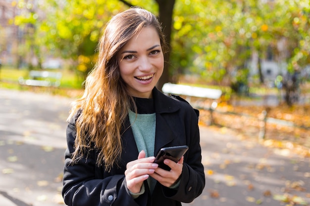 Femme avec un téléphone dans les mains