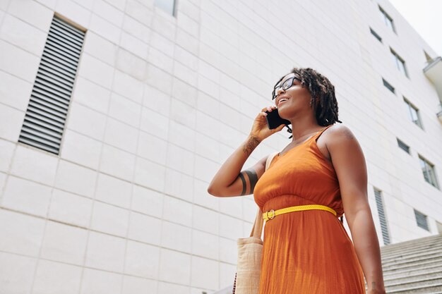 Femme avec téléphone dans la ville