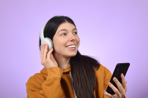 Une femme avec un téléphone et des écouteurs