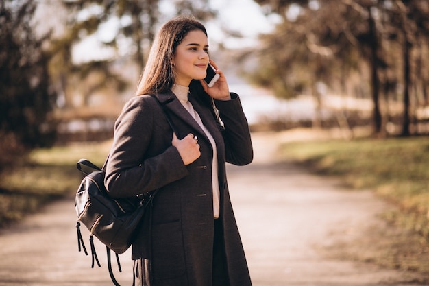 Femme avec téléphone à l&#39;extérieur