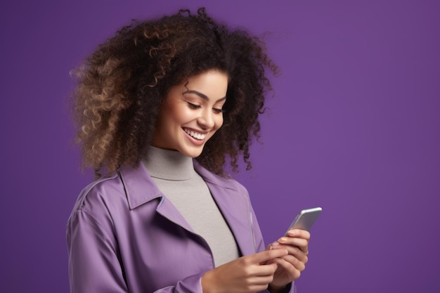 femme avec un téléphone sur fond violet