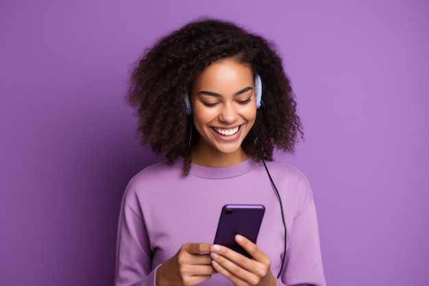 Femme avec un téléphone sur fond violet