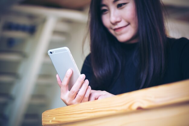 Femme avec un téléphone intelligent