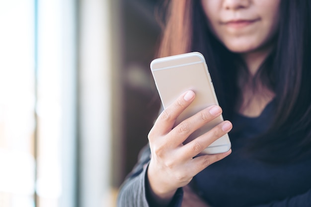 Femme avec un téléphone intelligent