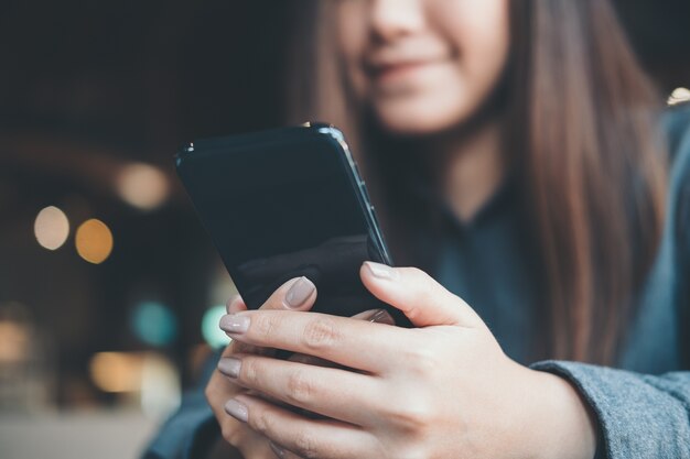 Femme avec un téléphone intelligent