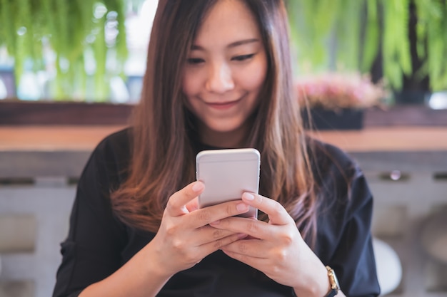 Femme avec un téléphone intelligent