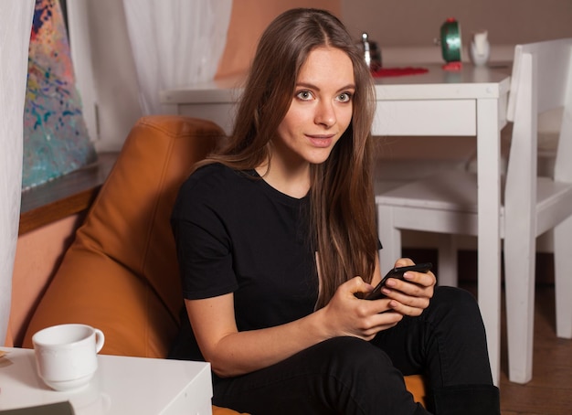 Femme Avec Téléphone Portable Et Tasse De Café