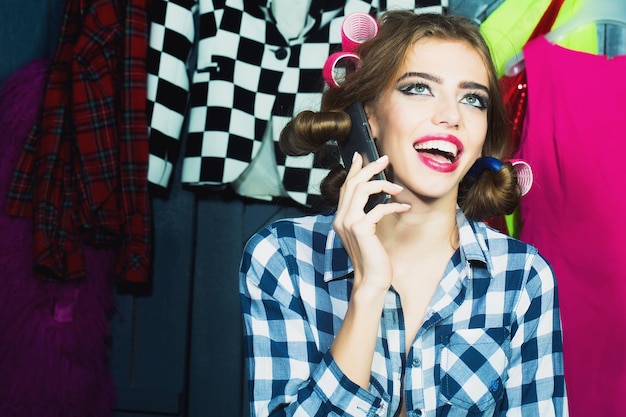 Femme avec téléphone portable