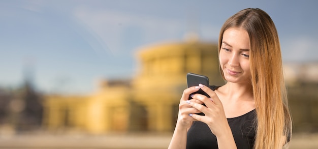 femme avec téléphone portable