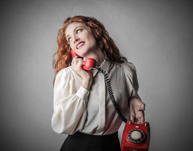 femme avec téléphone