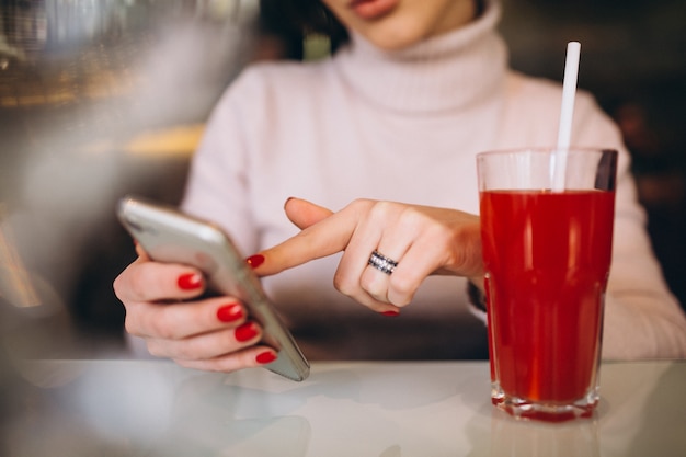 Femme avec téléphone