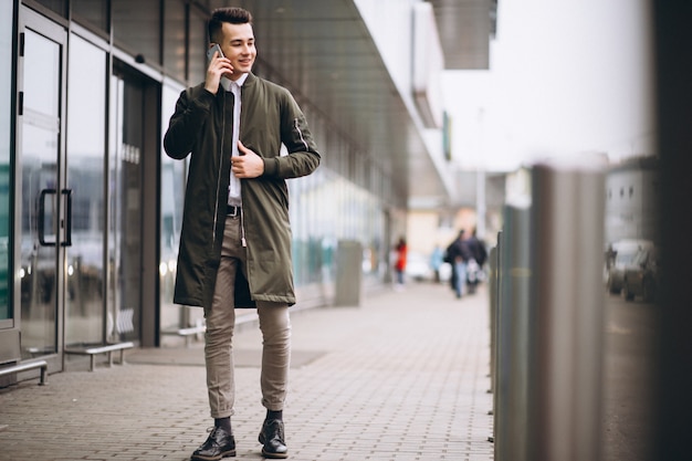 Femme avec téléphone