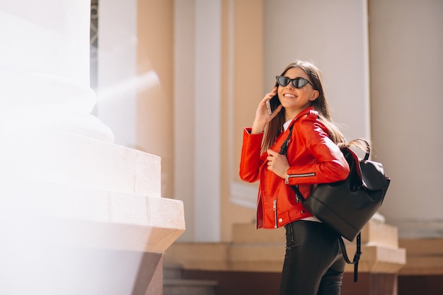 Femme avec téléphone