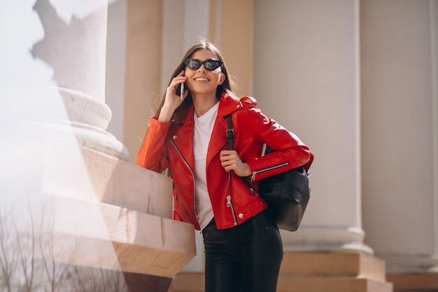 Femme avec téléphone