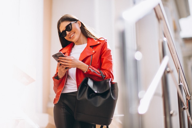 Femme avec téléphone