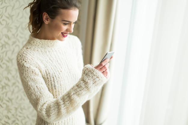 Femme avec un téléphone