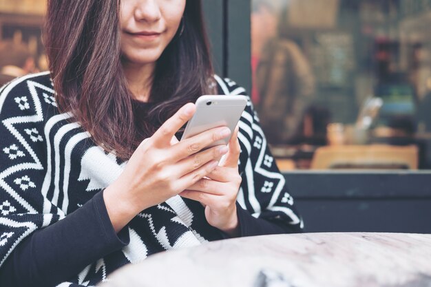 Femme avec téléphone