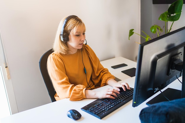 Femme télévendeuse travaillant avec son ordinateur au bureau