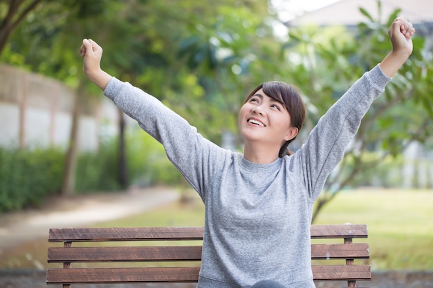 Femme avec temps de détente au parc