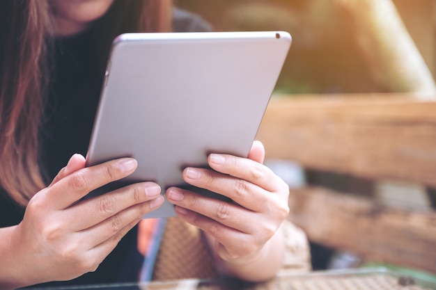 Une femme tenant et à l'aide de tablet pc